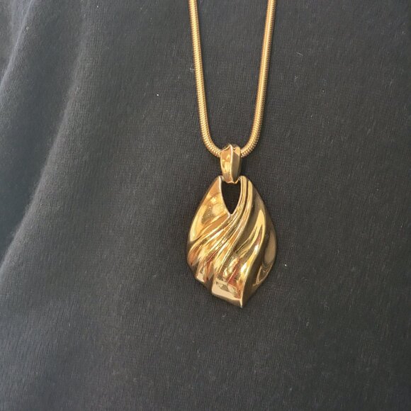 Vintage Signed Trifari Large Goldtone Pendant Necklace - Picture 6 of 9
